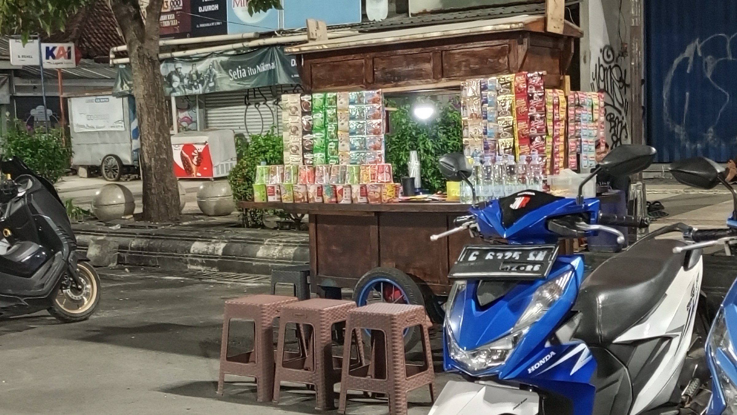 Malming Ngopi Santuy di Angkringan A.R Alun-Alun Tegal, Nongkrong Asik!