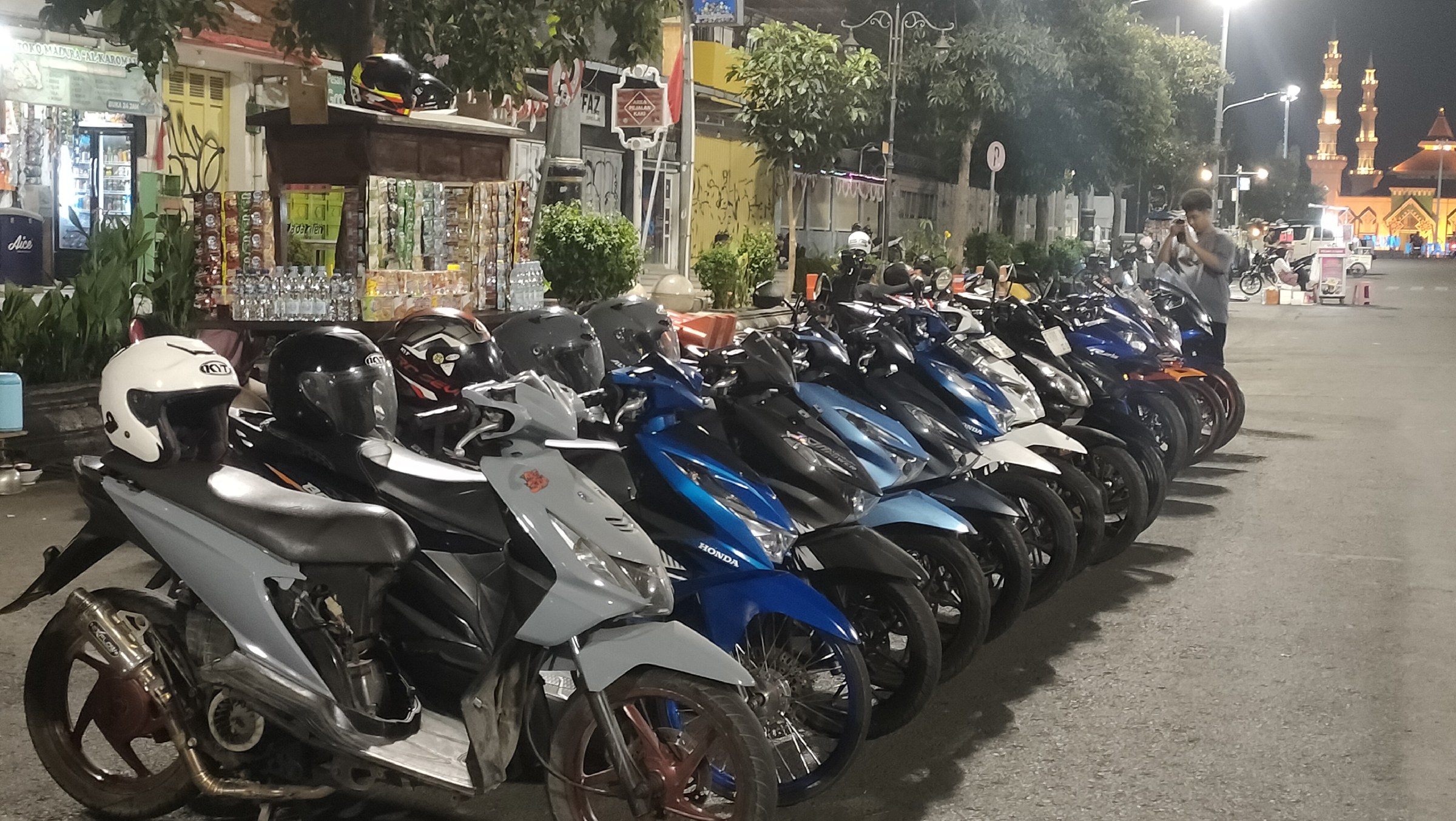 Ngopi Santai Wacana Style Bareng Tegal StreetFire CB150R di Angkringan A.R