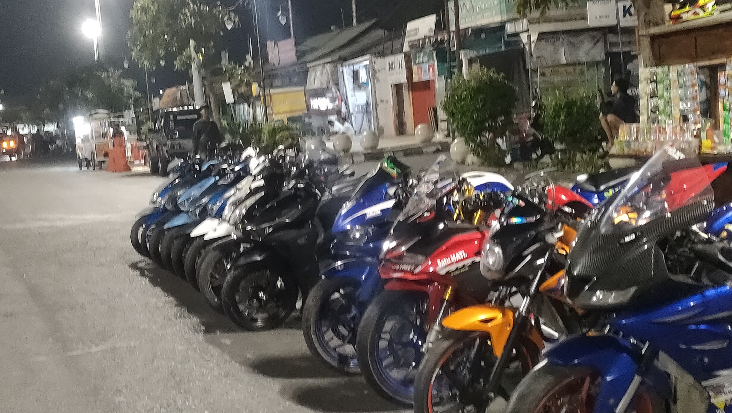 Ngopi Santai Wacana Style Bareng Tegal StreetFire CB150R di Angkringan A.R