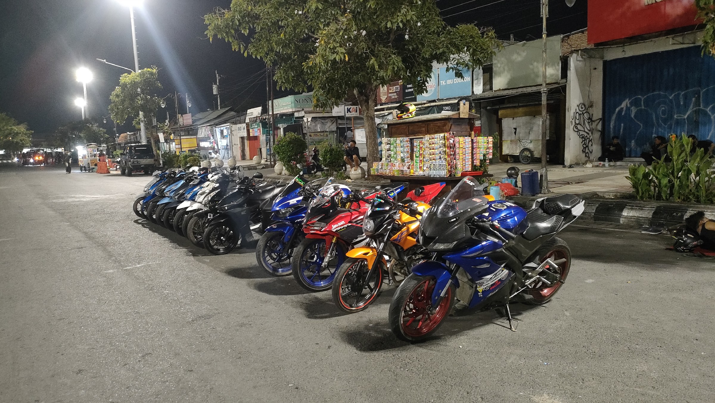 Ngopi Santai Wacana Style Bareng Tegal StreetFire CB150R di Angkringan A.R