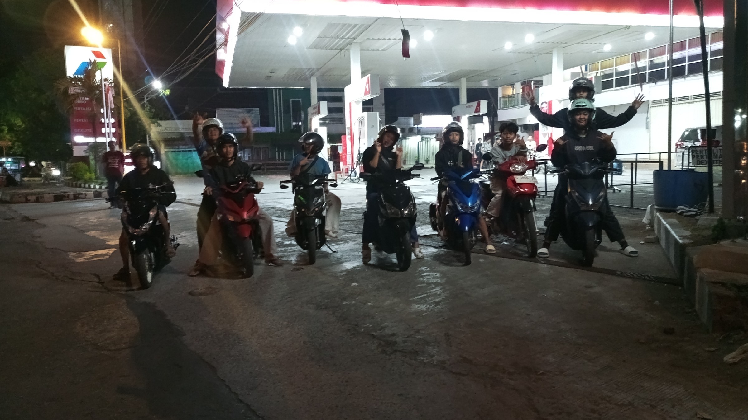 Keseruan Night Ride Wacana Style dari Tegal menuju Pemalang. Rolling malam bareng, menikmati perjalanan, kebersamaan, dan finish di Citywalk Pemalang.