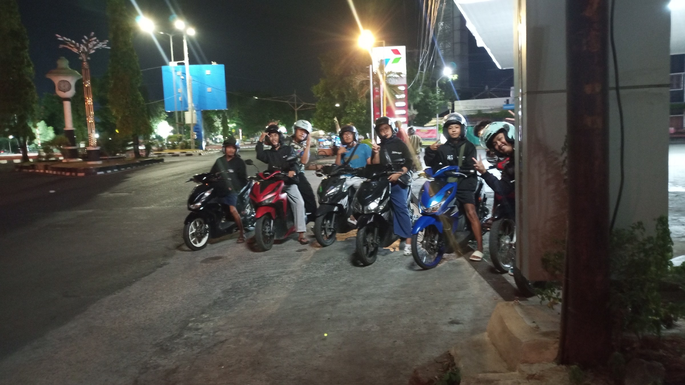 Keseruan Night Ride Wacana Style dari Tegal menuju Pemalang. Rolling malam bareng, menikmati perjalanan, kebersamaan, dan finish di Citywalk Pemalang.