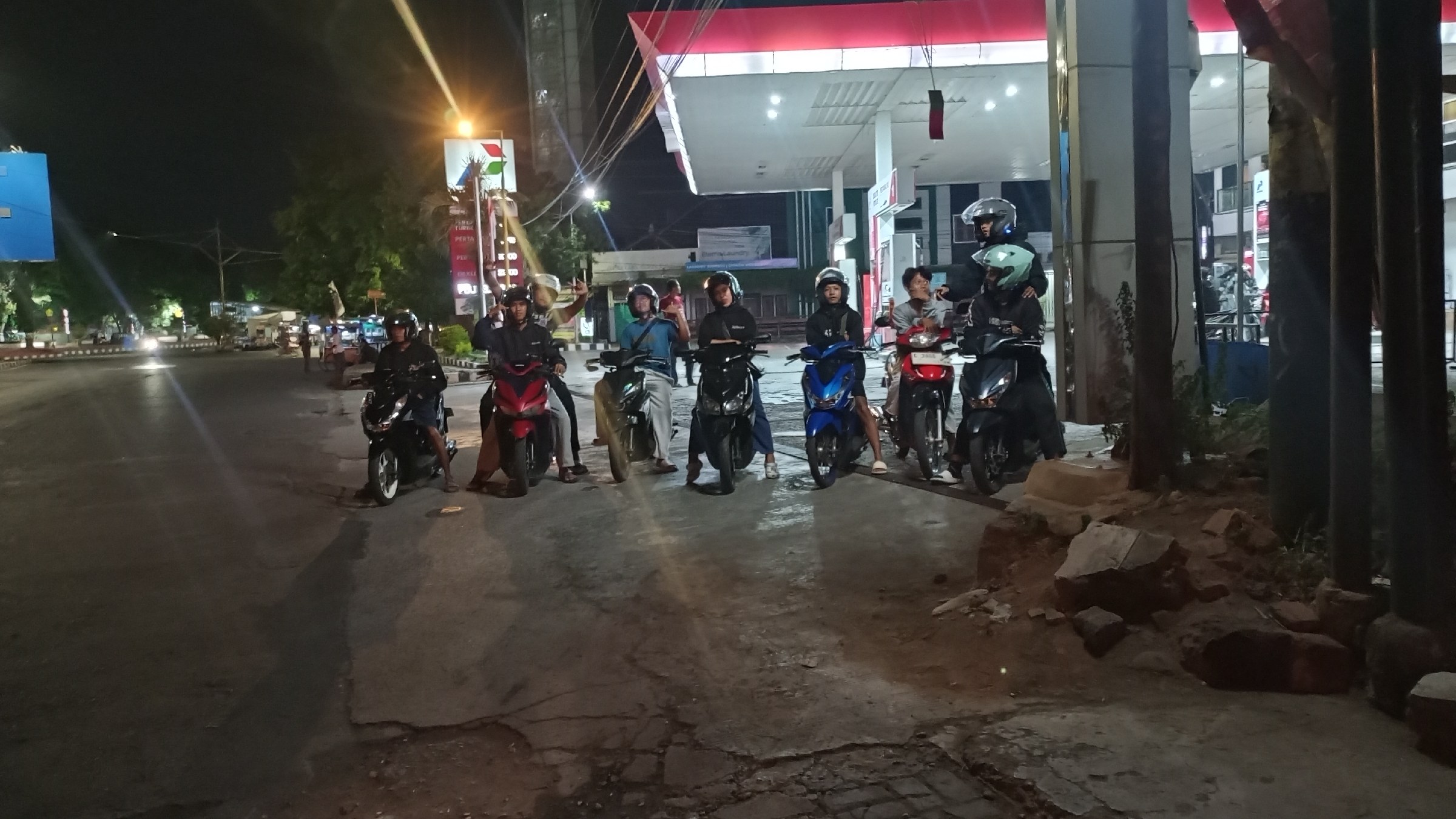 Keseruan Night Ride Wacana Style dari Tegal menuju Pemalang. Rolling malam bareng, menikmati perjalanan, kebersamaan, dan finish di Citywalk Pemalang.